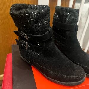 Guess women’s boots - black - Size 8.5
